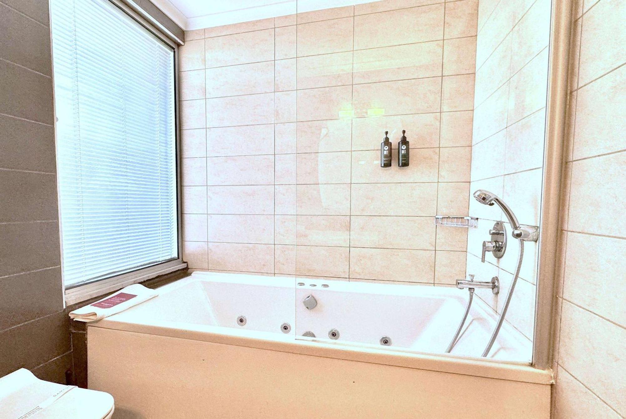 מלון Ramada By Wyndham טקירדג מראה חיצוני תמונה