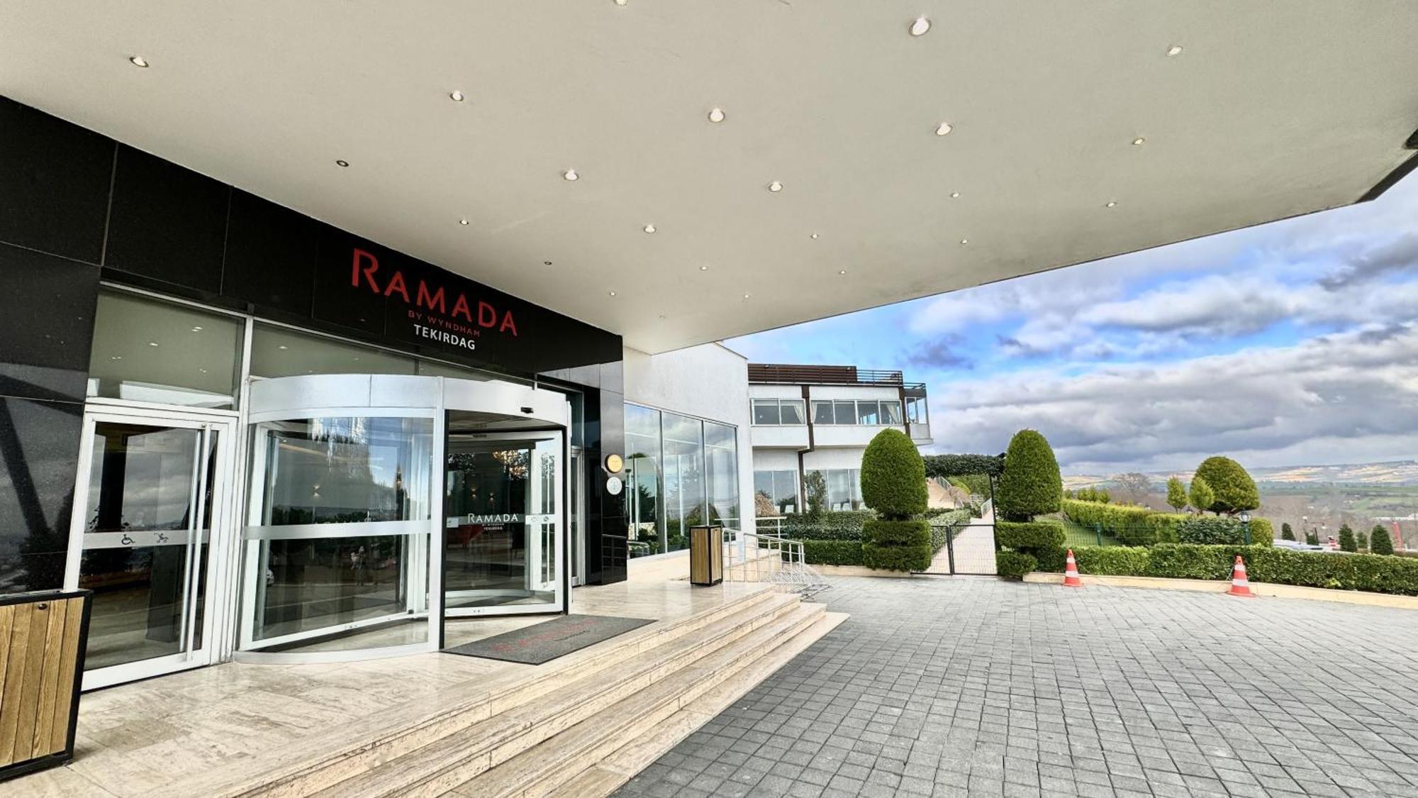 מלון Ramada By Wyndham טקירדג מראה חיצוני תמונה